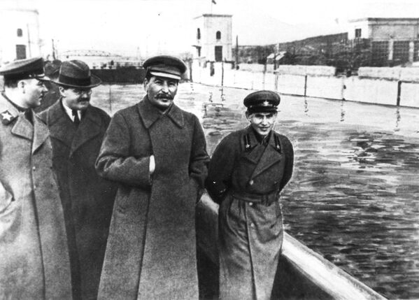 Сталин с главой НКВД Николаем Ежовым, который был расстрелян в 1940 году - Sputnik Латвия