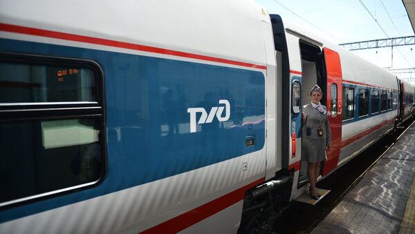 Проводник на подножке вагона поезда - Sputnik Latvija
