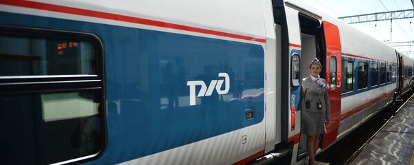 Проводник на подножке вагона поезда Проводник на подножке вагона поезда - Sputnik Latvija