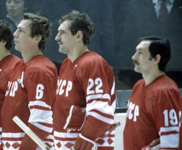 Хоккеисты Валерий Васильев, Виктор Жлуктов и Хелмутс Балдерис (слева направо) - победители Международного турнира по хоккею на приз газеты Известия. - Sputnik Латвия