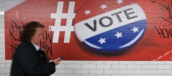 Garāmgājēja pie ASV prezidenta vēlēšanu kampaņas plakāta Ņujorkā Garāmgājēja pie ASV prezidenta vēlēšanu kampaņas plakāta Ņujorkā - Sputnik Latvija