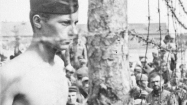 Рейхсфюрер-СС Генрих Гиммлер , сопровождаемый окружением сотрудников СС и Хеера, осматривает лагерь для советских военнопленных - Sputnik Латвия