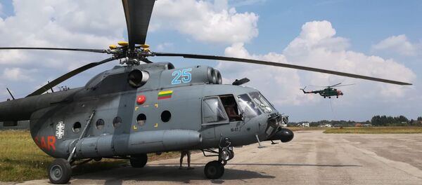 Lietuvas un Latvijas armijas helikopteri, kas piedalās ugunsgrēka dzēšanā Talsu novadā Lietuvas un Latvijas armijas helikopteri, kas piedalās ugunsgrēka dzēšanā Talsu novadā - Sputnik Latvija