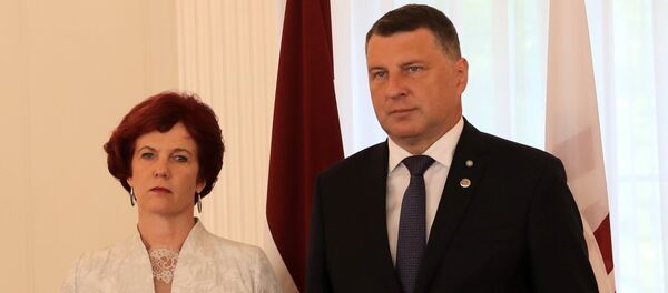 Новый посол Латвии в Италии Солвита Аболтиня и президент Латвии Раймондс Вейонис на церемонии вручения верительных грамот - Sputnik Латвия