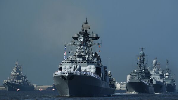 Большой противолодочный корабль проекта 1155 Североморск (в центре) на главном военно-морском параде в Кронштадте - Sputnik Латвия