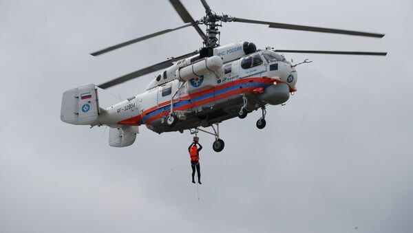 Вертолет противопожарной службы МЧС РФ Ка-32А во время пожарно-тактических учений - Sputnik Латвия