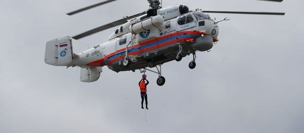 Вертолет противопожарной службы МЧС РФ Ка-32А во время пожарно-тактических учений - Sputnik Латвия