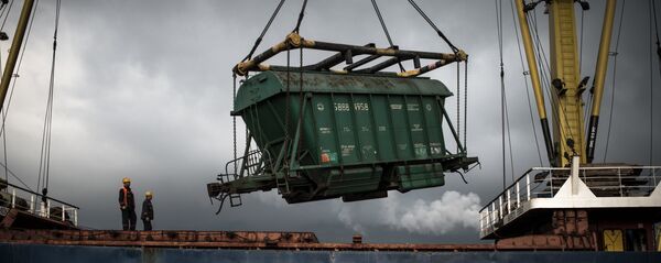 Выгрузка вагона с зерном в порту Выгрузка вагона с зерном в порту - Sputnik Latvija