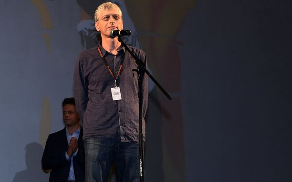 Режиссёр Сергей Ливнев перед премьерой своего фильма Ван Гоги в рамках 29-го Открытого российского кинофестиваля Кинотавр в Сочи. Режиссёр Сергей Ливнев перед премьерой своего фильма Ван Гоги в рамках 29-го Открытого российского кинофестиваля Кинотавр в Сочи. - Sputnik Латвия