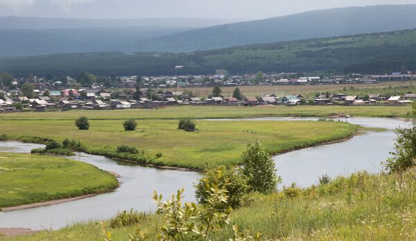 Один из притоков Витима – и поселение золотодобытчиков рядом Один из притоков Витима – и поселение золотодобытчиков рядом - Sputnik Латвия