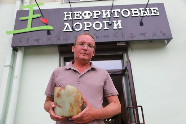 Константин Суслов с большим белым нефритом Константин Суслов с большим белым нефритом - Sputnik Латвия