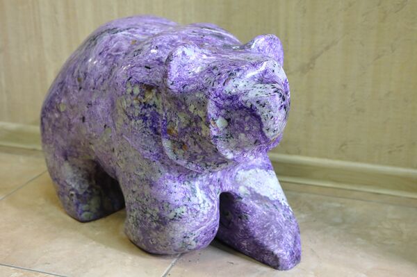 Огромный медведь из цельного чароита: этому изделию из ценного камня реально нет цены! Огромный медведь из цельного чароита: этому изделию из ценного камня реально нет цены! - Sputnik Латвия