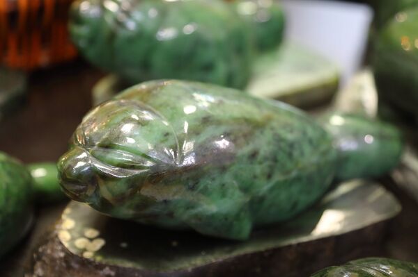 Нерпа, вырезанная из зеленого нефрита Нерпа, вырезанная из зеленого нефрита - Sputnik Латвия