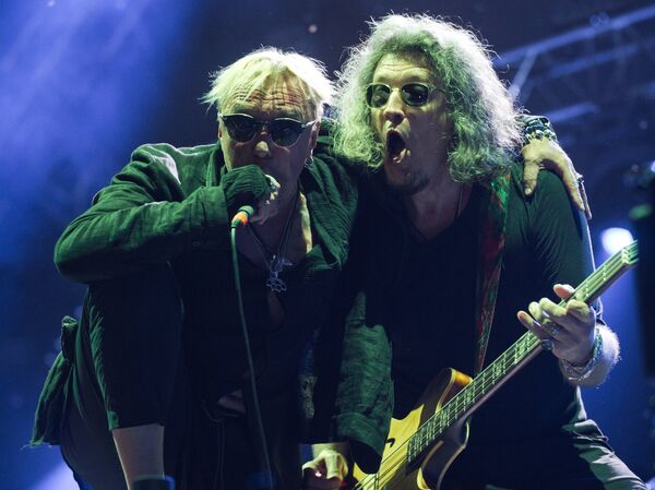 Лидер группы Бригада С Гарик Сукачев (слева) и лидер группы Серьга Сергей Галанин - Sputnik Латвия