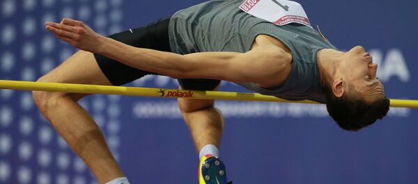 Данил Лысенко выполняет прыжок в высоту на соревнованиях по легкой атлетике Русская зима - 2018 в Москве. Данил Лысенко выполняет прыжок в высоту на соревнованиях по легкой атлетике Русская зима - 2018 в Москве. - Sputnik Латвия