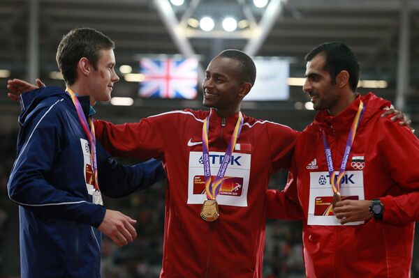 Данил Лысенко (ANA), завоевавший серебряную медаль, Мутаз Эсса Баршим (Катар), завоевавший золотую медаль, и Маджд Эддин Газаль (Сирия, слева направо), завоевавший бронзовую медаль в соревнованиях по прыжкам в высоту среди мужчин на чемпионате мира 2017 по легкой атлетике в Лондоне - Sputnik Латвия