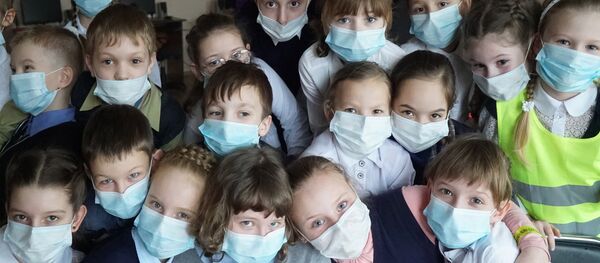 Дети в медицинских масках - Sputnik Латвия