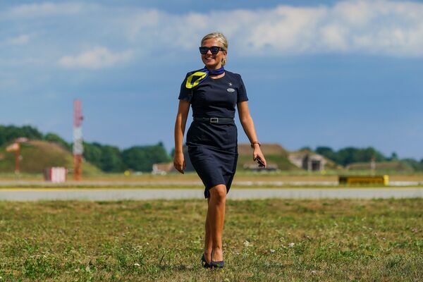 Стюардесса на летном поле - Sputnik Латвия