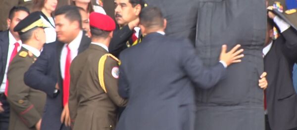 Охранники прикрыли Мадуро кевларовыми щитами в момент покушения - Sputnik Латвия