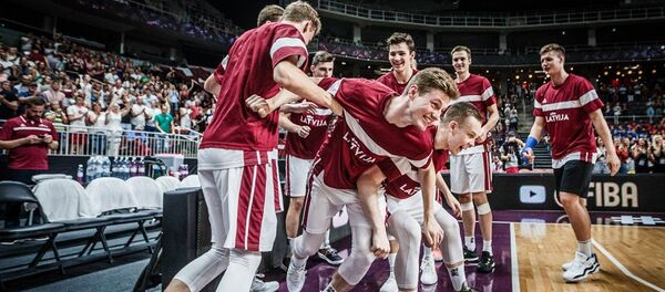 Латвийцы в финальном матче чемпионата Европы по баскетболу в категории до 18 лет в Риге - Sputnik Латвия