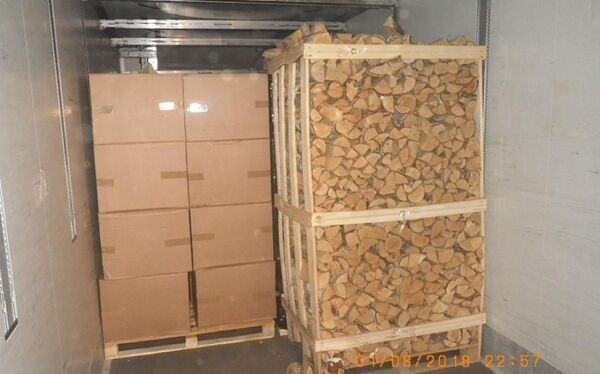 Таможенники обнаружили 2,4 миллиона сигарет в грузе с особыми дровами для топки каминов Таможенники обнаружили 2,4 миллиона сигарет в грузе с особыми дровами для топки каминов - Sputnik Латвия