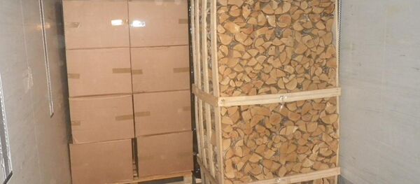 Таможенники обнаружили 2,4 миллиона сигарет в грузе с особыми дровами для топки каминов - Sputnik Латвия