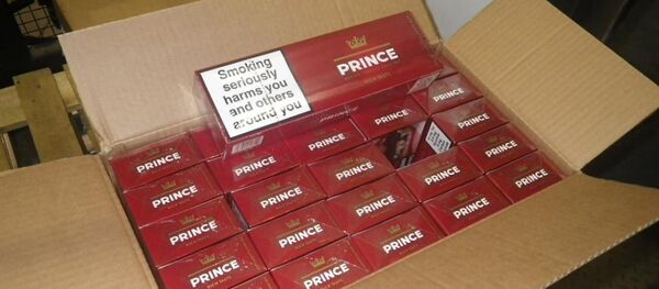 Таможенники обнаружили 2,4 миллиона сигарет в грузе с особыми дровами для топки каминов - Sputnik Латвия