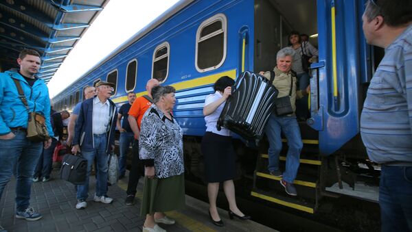 Пассажиры поезда №005 Украина по маршруту Москва-Киев на перроне Центрального вокзал в Киеве - Sputnik Латвия