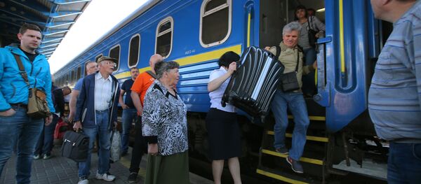 Vilciena Maskava-Kijeva pasažieri Kijevas Centrālajā stacijā Vilciena Maskava-Kijeva pasažieri Kijevas Centrālajā stacijā - Sputnik Latvija