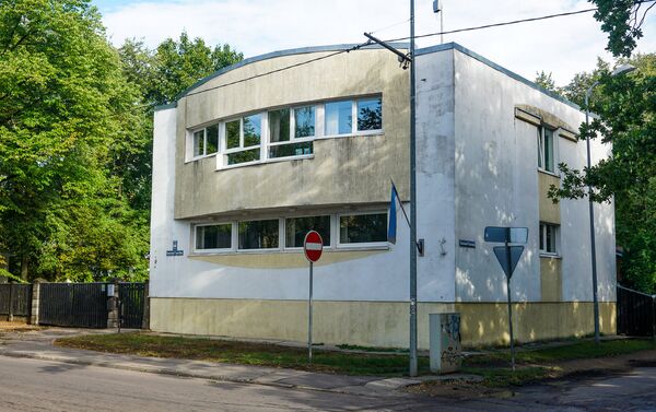 Здание библиотеки - оно же информационный центр Чиекуркалнса, где еще и экскурсии регулярно проводят - Sputnik Латвия