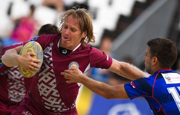 Игрок сборной Хорватии и игрок сборной Латвии в матче чемпионата Европы по пляжному регби между мужскими сборными Хорватии и Латвии. Игрок сборной Хорватии и игрок сборной Латвии в матче чемпионата Европы по пляжному регби между мужскими сборными Хорватии и Латвии. - Sputnik Латвия