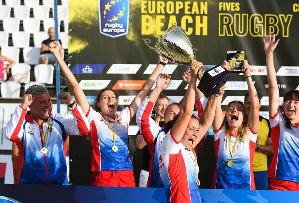 Игроки сборной России, победившие на чемпионате Европы по пляжному регби среди женщин, на церемонии награждения в Москве. Игроки сборной России, победившие на чемпионате Европы по пляжному регби среди женщин, на церемонии награждения в Москве. - Sputnik Латвия
