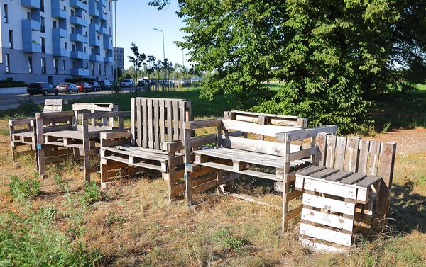 И так тоже можно украсить район: роскошные кресла и старых поддонов - Sputnik Латвия