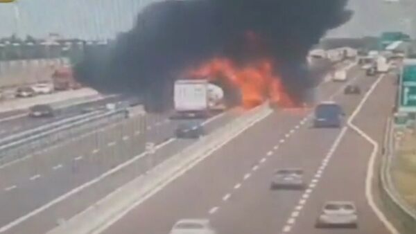 Vairāku metru dūmu un uguns stabs: benzīna mašīnas sprādziens Itālijā ierakstījās video - Sputnik Latvija
