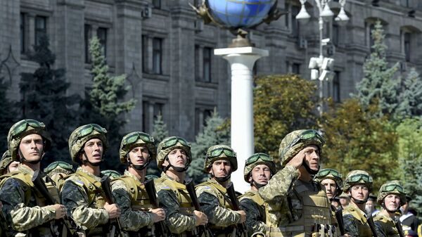 Военнослужащие ВСУ на марше в честь Дня Независимости в Киеве - Sputnik Latvija