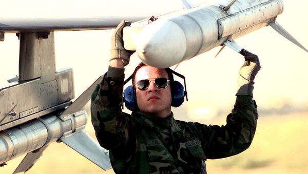 Ракета класса воздух—воздух средней дальности AIM-120 AMRAAM - Sputnik Latvija
