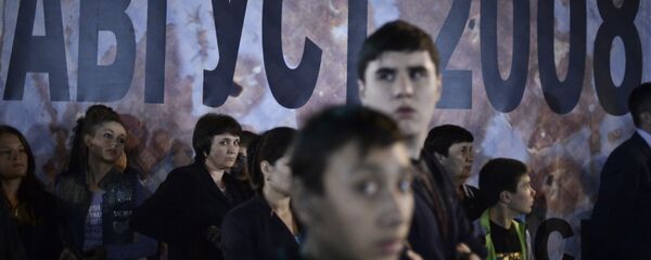 Местные жители на центральной площади в городе Цхинвал во время траурных мероприятий, посвященных пятой годовщине трагических событий в Южной Осетии Местные жители на центральной площади в городе Цхинвал во время траурных мероприятий, посвященных пятой годовщине трагических событий в Южной Осетии - Sputnik Латвия