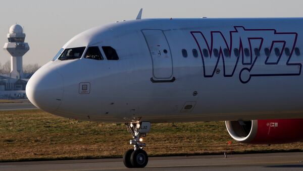 Самолет компании Wizz air в международном аэропорту в Варшаве, Польша - Sputnik Латвия