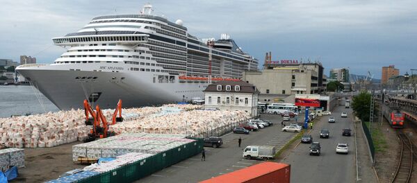 Круизный суперлайнер MSC Splendida у пирса морского вокзала во Владивостоке Круизный суперлайнер MSC Splendida у пирса морского вокзала во Владивостоке - Sputnik Латвия