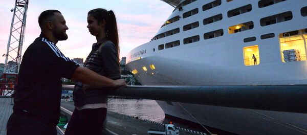 Молодые люди около круизного суперлайнера MSC Splendida во Владивостоке - Sputnik Латвия