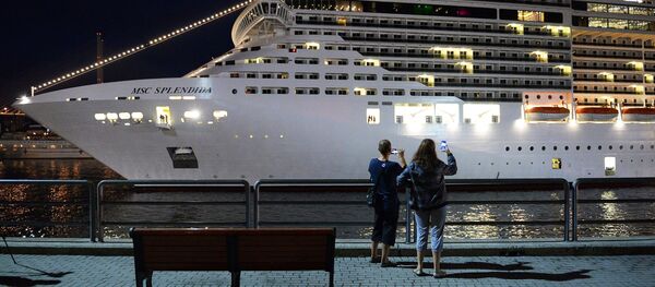 Люди фотографируют круизный суперлайнер MSC Splendida у пирса морского вокзала во Владивостоке - Sputnik Латвия