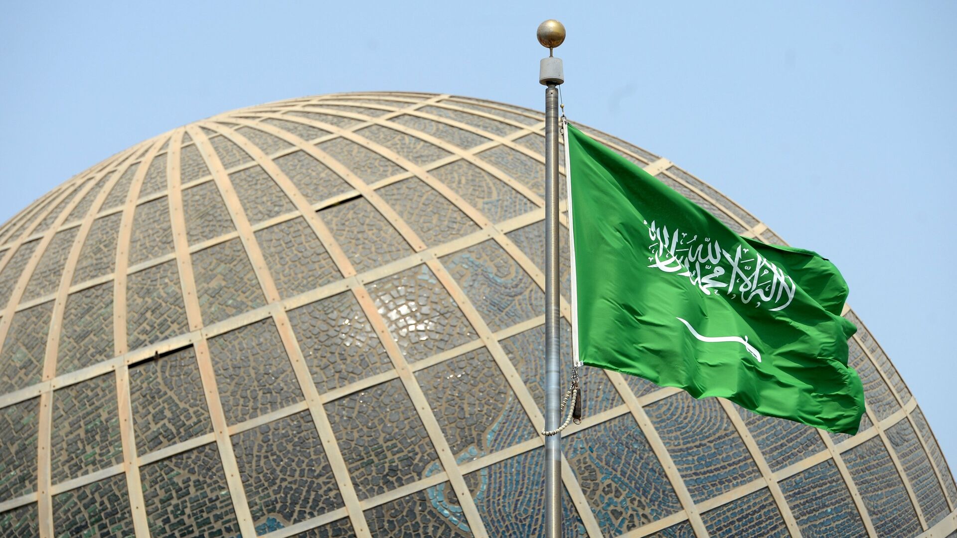 Флаг Саудовской Аравии в городе Джидда - Sputnik Латвия, 1920, 31.03.2023