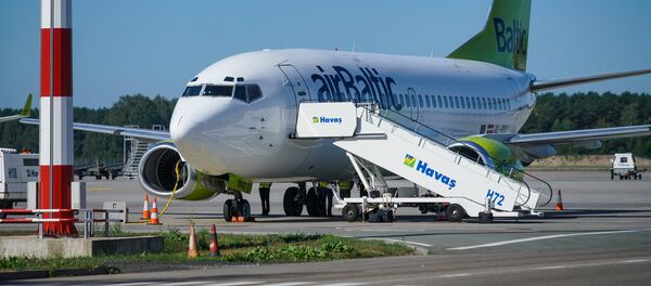 Самолет Boeing 737-500 авиакомпании airBaltic в аэропорту Рига - Sputnik Латвия