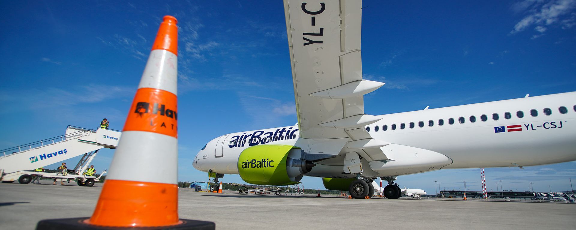 Самолет авиакомпании airBaltic в аэропорту Рига - Sputnik Латвия, 1920, 14.08.2026