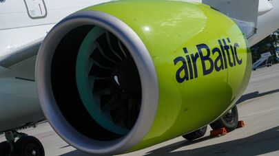 Самолет Airbus A220-300 (Bombardier CS300) авиакомпании airBaltic в аэропорту Рига