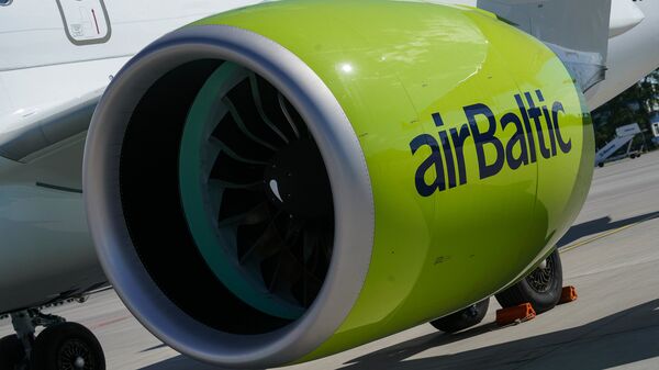 Самолет Airbus A220-300 (Bombardier CS300) авиакомпании airBaltic в аэропорту Рига - Sputnik Латвия