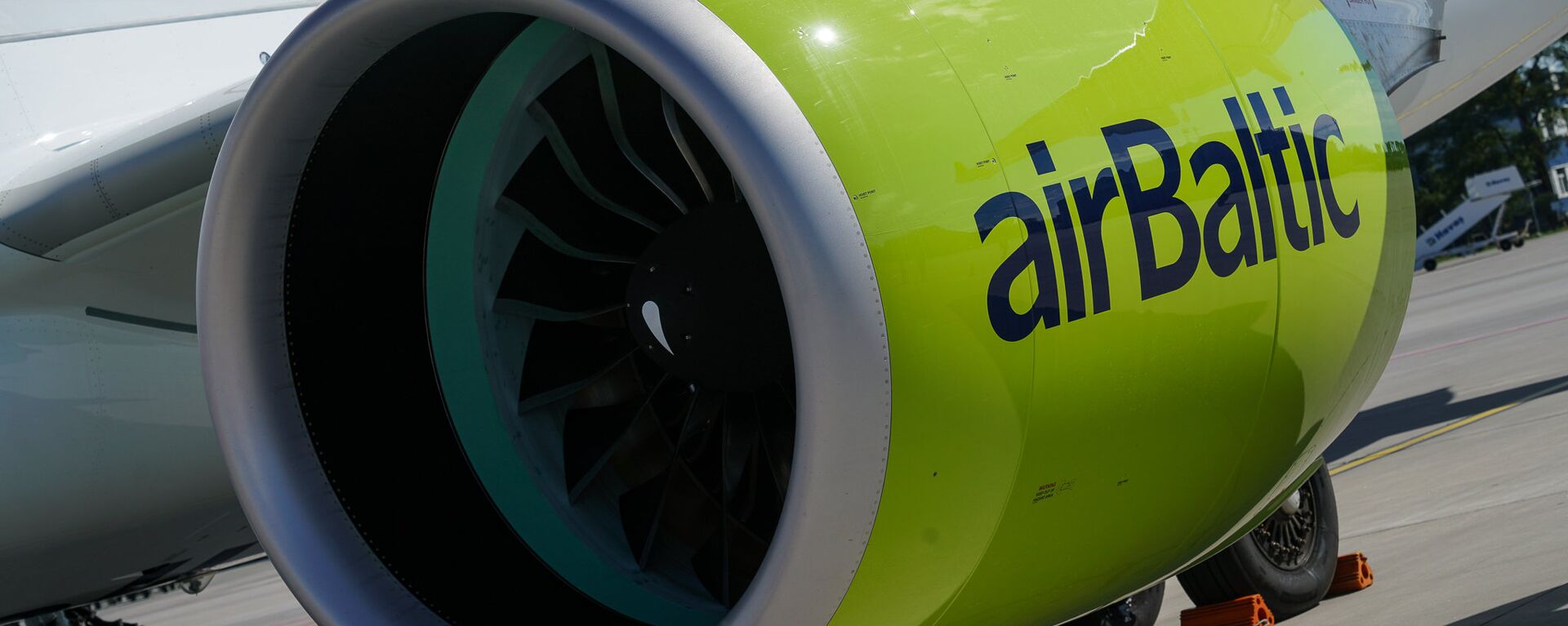 Самолет Airbus A220-300 (Bombardier CS300) авиакомпании airBaltic в аэропорту Рига - Sputnik Латвия, 1920, 25.01.2025