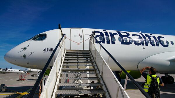 Самолет Airbus A220-300 (Bombardier CS300) авиакомпании airBaltic в аэропорту Рига - Sputnik Латвия