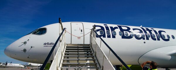 Самолет Airbus A220-300 (Bombardier CS300) авиакомпании airBaltic в аэропорту Рига - Sputnik Latvija