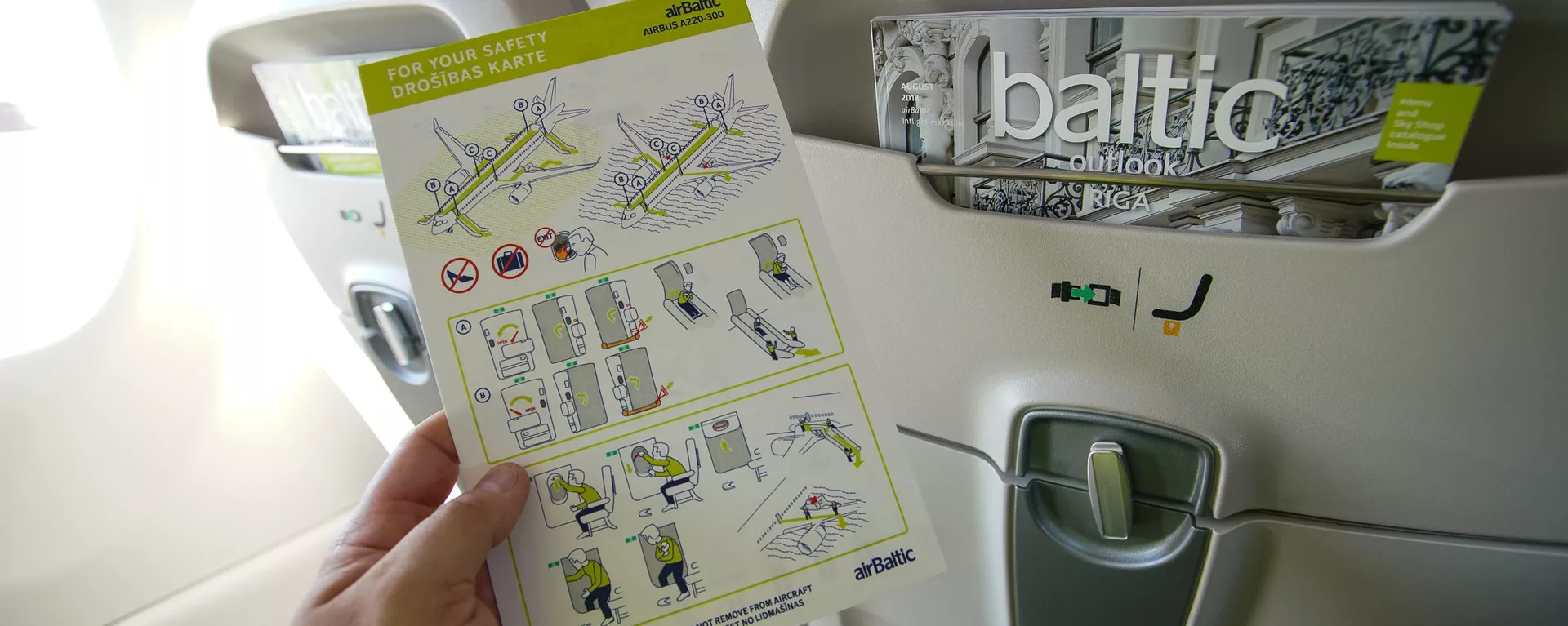 Инструкция по безопасности самолета Airbus A220-300 авиакомпании airBaltic - Sputnik Латвия, 1920, 23.06.2022